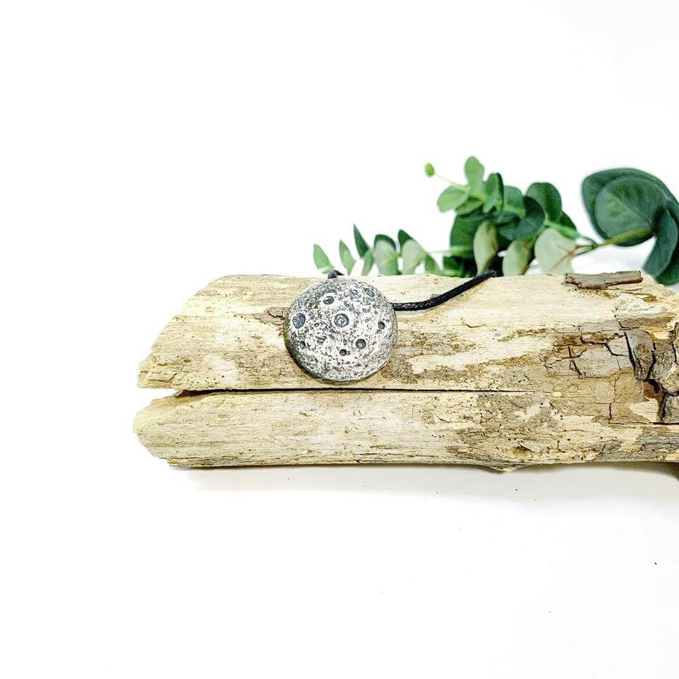Market Proyectos Bonitos + EgaliaSpirit + Colgante Luna Llena Cada Luna mide aproximadamente 3cm y estan montadas en un cordon de algodón teñido con tintes vegetales